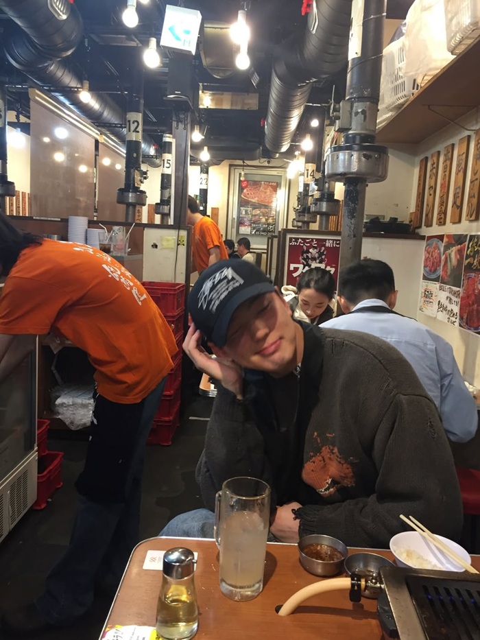 Anh thoải mái thưởng thức ẩm thực tại một quán ăn địa phương ở Nhật Bản. Ảnh: Instagram nhân vật