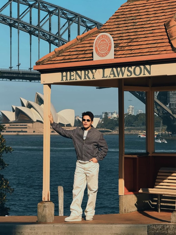 Quốc Thiên check-in tại khu vực cảng Sydney, phía sau là Nhà hát Opera và cầu Harbour Bridge. Ảnh: FBNV