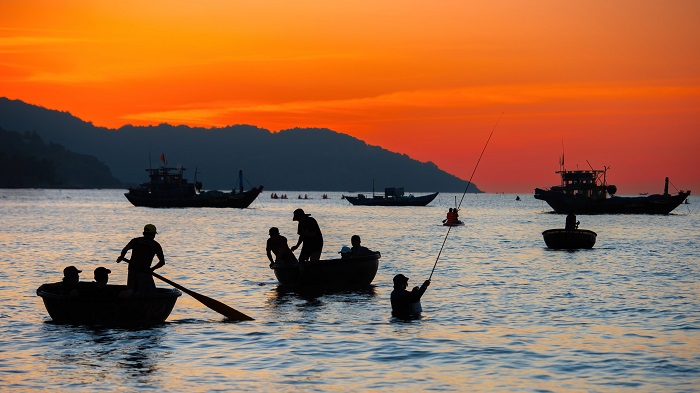 Khoảnh khắc bình minh đẹp diệu kỳ trên làng chài bãi biển Mân Thái Đà Nẵng
