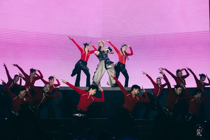 Jun Phạm cháy hết mình trên sân khấu showcase J-UNZIP. Ảnh: BTC