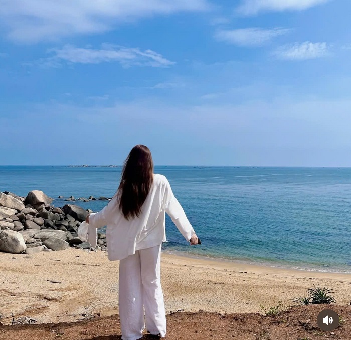 Biển Cẩm Lĩnh Hà Tĩnh với làn nước xanh và cảnh vật hoang sơ