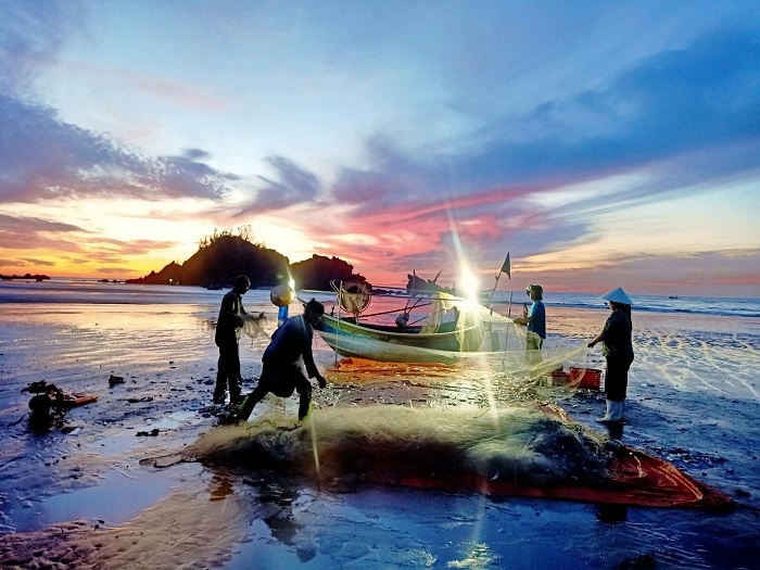 Đừng quên dậy sớm xem cảnh đánh cá của ngư dân địa phương biển Quỳnh Nghệ An 