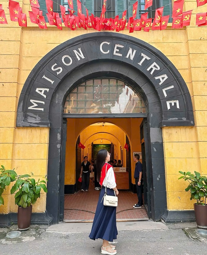 Công viên Thống Nhất Hà Nội Di tích Nhà tù Hỏa Lò cách không xa Công viên Thống Nhất Hà Nội