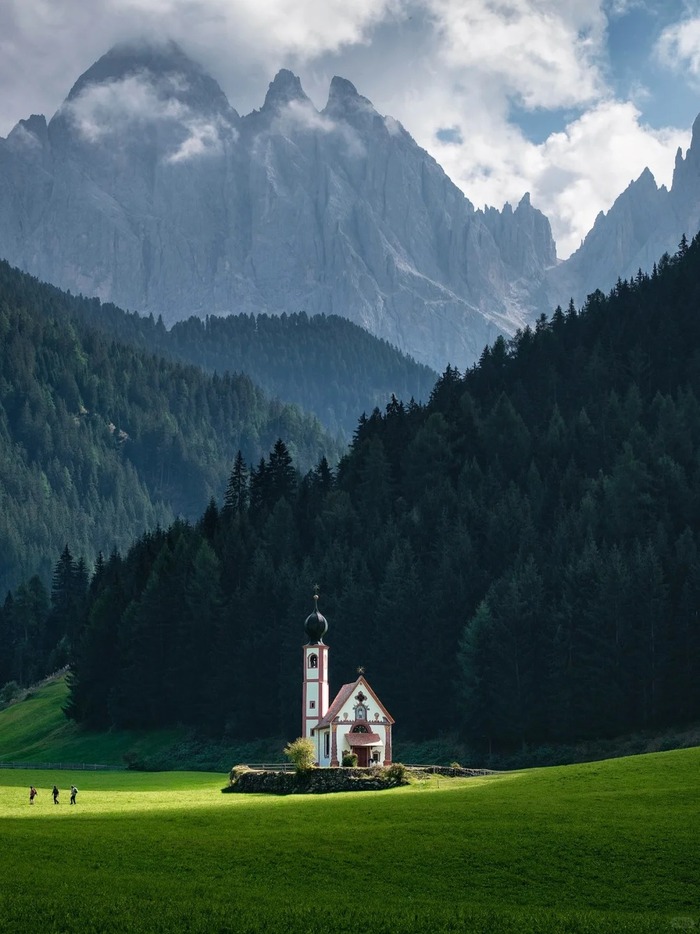 Ghé thăm các địa điểm du lịch nổi tiếng ở xung quanh dãy núi Dolomites Ý