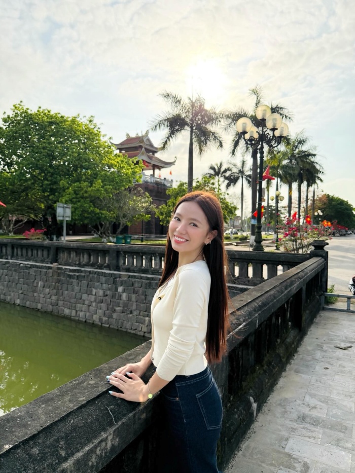 Giữa những công trình mang dấu ấn thời gian và khung cảnh yên bình, cô không còn là một diễn viên trên màn ảnh, mà giống như một người con trở về quê hương, lặng lẽ cảm nhận và trân trọng từng khoảnh khắc.