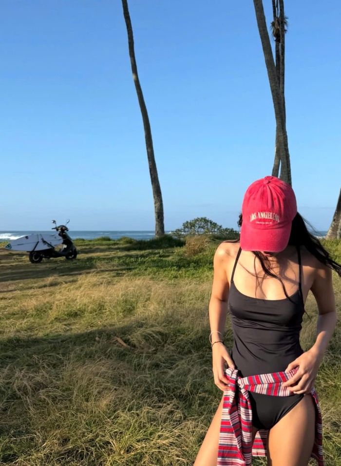 Không giống những bãi biển đông đúc, con đường uốn lượn, phong cảnh hữu tình đầy nắng và gió tạo nên khung cảnh đẹp khó tưởng như bước ra từ tranh vẽ.