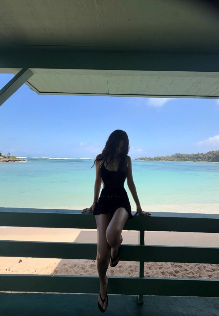 Nếu cảnh sắc Địa Trung Hải là nền, thì Jennie chính là nhân vật chính hoàn hảo với phong cách thời trang quyến rũ ‘bỏng hết mắt’. Trong chuyến đi, nữ idol lựa chọn những bộ bikini đơn giản nhưng tinh tế, tôn lên vóc dáng cân đối. Những thiết kế hai mảnh nhỏ gọn, màu sắc nhẹ nhàng hoặc họa tiết cổ điển giúp cô vừa giữ được sự nữ tính, vừa toát lên vẻ năng động, trẻ trung.