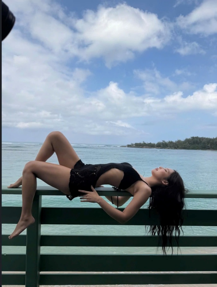 Điểm dừng chân nổi bật trong chuyến đi của Jennie chính là hòn đảo nổi tiếng của Đại Tây Dương được vây quanh bởi đất liền - phía Nam của châu Âu, phía Bắc của châu Phi và phía Tây của châu Á. Từ lâu đã được xem như “viên ngọc xanh” của Địa Trung Hải với làn nước trong vắt, những vách đá dựng đứng và kiến trúc cổ kính mang đậm hơi thở lịch sử. Nơi đây được coi là tụ điểm nghỉ dưỡng yêu thích của giới thượng lưu châu Âu, cũng là nguồn cảm hứng bất tận cho nghệ thuật và thời trang.