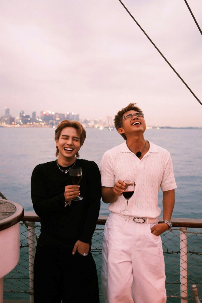 Sau 14 năm quen biết, chuyến đi đầu tiên cùng nhau của Jun Phạm và Duy Khánh giống như một dấu mốc nhỏ nhưng ý nghĩa. Nó không chỉ đánh dấu một lời hứa được thực hiện, mà còn mở ra những hành trình mới trong tương lai.