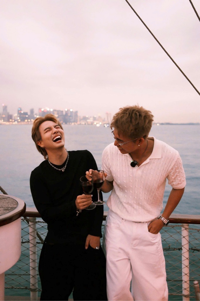 Việc duy trì một tình bạn kéo dài hơn một thập kỷ là điều không dễ. Với Jun Phạm và Duy Khánh, điều đó lại đến một cách tự nhiên.