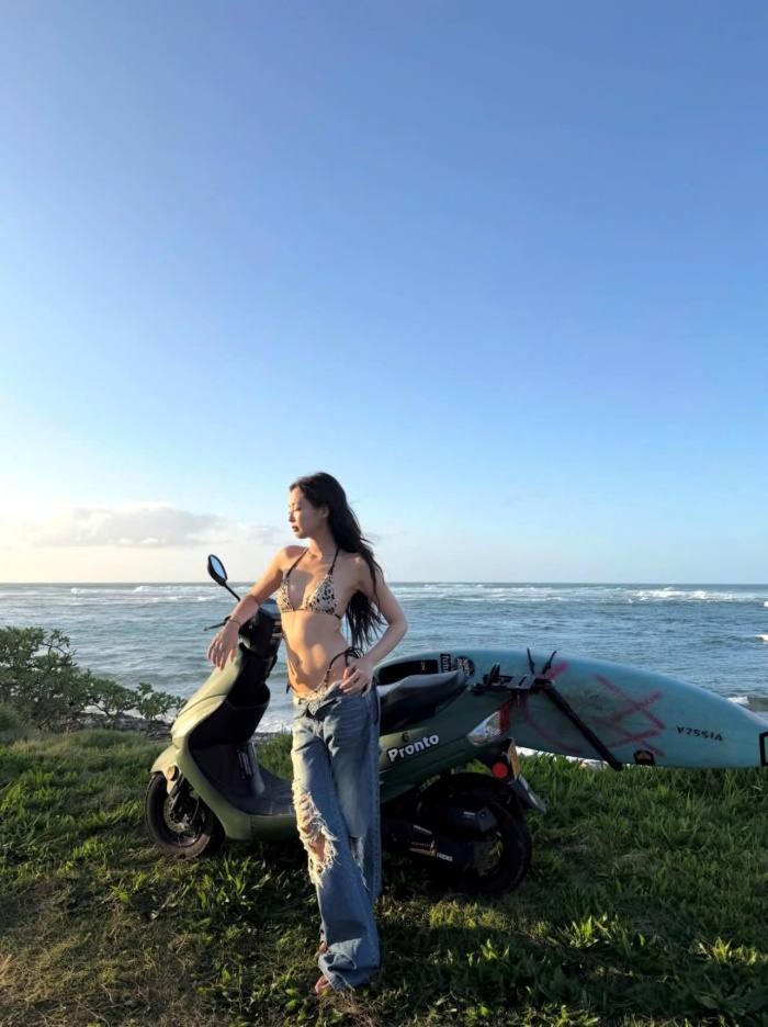 Từ những khoảnh khắc nằm dài trên bãi cát, dạo bước ven biển cho đến khi đứng cạnh xe máy hay ván lướt sóng, cô nàng nghệ sĩ hàng đầu Kpop đều toát lên vẻ đẹp tự nhiên, phóng khoáng đúng tinh thần của mùa hè Địa Trung Hải.