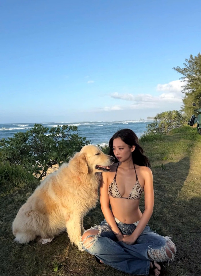 Trong chuyến hành trình đến với vùng biển Địa Trung Hải, Jennie đã biến mọi khoảnh khắc nghỉ dưỡng thành một thước phim nghệ thuật, nơi thời trang và thiên nhiên hòa quyện một cách đầy lãng mạn. Giữa khung cảnh nước biển xanh trong vắt và bầu trời cao rộng. Thay vì những bộ cánh cầu kỳ, Jennie ưu tiên những chất liệu mộc mạc như đồ ren móc (crochet) tối màu hay họa tiết da báo kinh điển với làn da rám nắng khỏe khoắn.