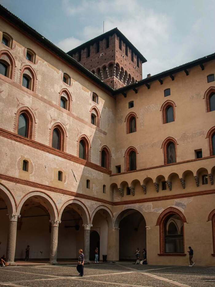 Kinh nghiệm du lịch Milan Italy – Ghé thăm lâu đài Sforza