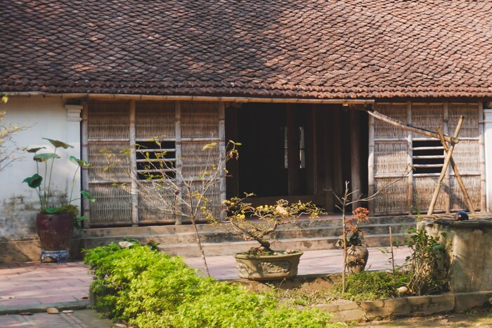 Tham quan nhà cổ ở làng du lịch Yên Trung Thanh Hóa