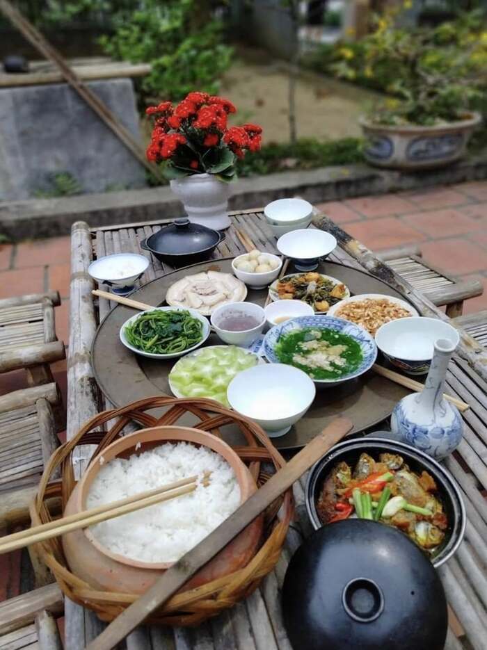 Nên dặn trước nhân viên chuẩn bị đồ ăn làng du lịch Yên Trung Thanh Hóa