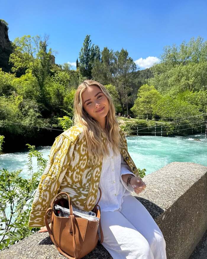 Thời điểm ghé thăm làng Fontaine-de-Vaucluse Pháp lý tưởng là mùa xuân và hè