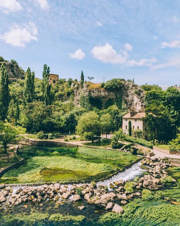 tản bộ khám phá làng Fontaine-de-Vaucluse Pháp