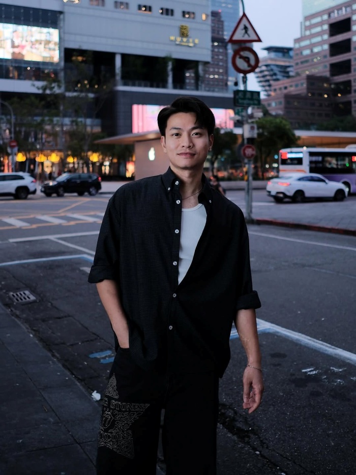 Vốn dĩ là những người nổi tiếng với phong cách thời trang đôi (couple style) năng động, trẻ trung và thanh lịch, dù xuất hiện ở nơi đâu, từ hàng trà đá cổ truyền, đến Đài Loan sầm uất, họ vẫn trở thành nguồn cảm hứng mix & match cho mọi khán giả.