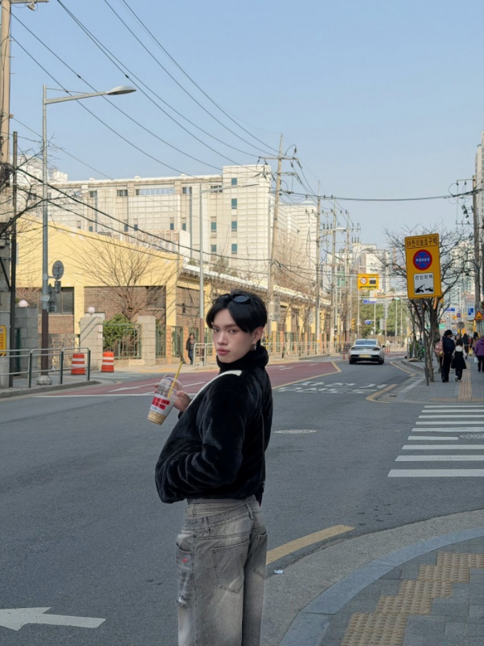 Trong khung cảnh phố xá Hàn Quốc nhộn nhịp, từ những con đường đông người qua lại đến các góc phố mang màu sắc đời thường như trạm xe buýt hay quán cà phê ven đường, Pháp Kiều xuất hiện như một celeb, có gu, đúng vibe slay mà Pháp Kiều vẫn thường chia sẻ tới khán giả.