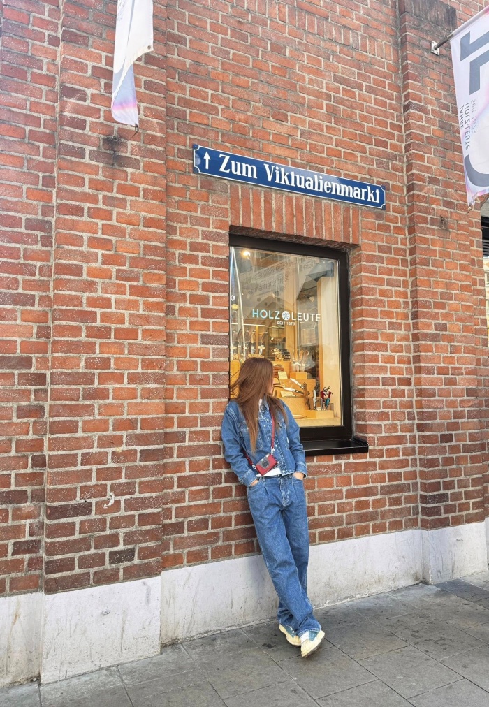 Những khoảnh khắc ấy không phô trương, nhưng lại chính là thứ tạo nên cảm giác “đã đi và đã sống”, mang lại cảm giác rất “local”, gần gũi như người bản địa. Cô nàng diện áo khoác jean oversize kết hợp cùng quần jean ống suông vừa thoải mái vừa thời trang, trẻ trung, năng động.