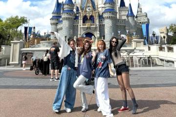 TWICE tham quan Disney World (Mỹ) giữa lịch trình world tour dày đặc