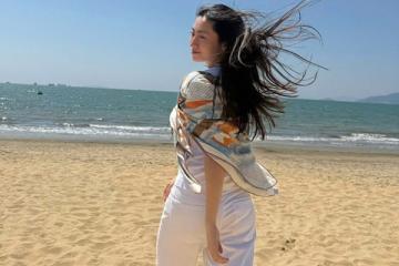 Hoa hậu Lương Thùy Linh diện phong cách tối giản khi du lịch Quy Nhơn