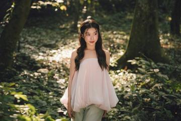 “Nàng thơ giữa rừng già” – Trịnh Hà Vi đi săn bướm đầu mùa tại Vườn quốc gia Cúc Phương