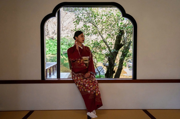 Văn Mai Hương được khen hợp với tone đỏ sang trọng.