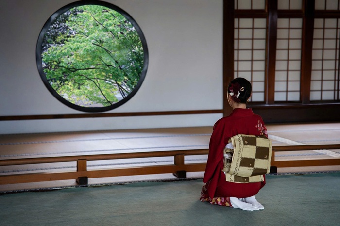 Nữ ca sĩ lựa chọn mẫu kimono màu đỏ, được trang trí bằng các họa tiết hoa truyền thống.