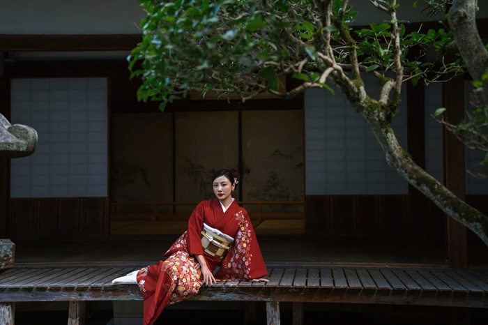 Văn Mai Hương lựa chọn cách tạo dáng tiết chế, thiên về sự tự nhiên.