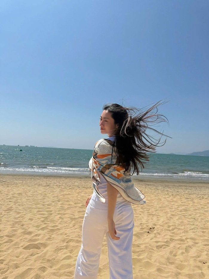 Nàng hậu tận hưởng vẻ đẹp yên bình nơi nắng, gió và biển cả. Ảnh: FBNV.