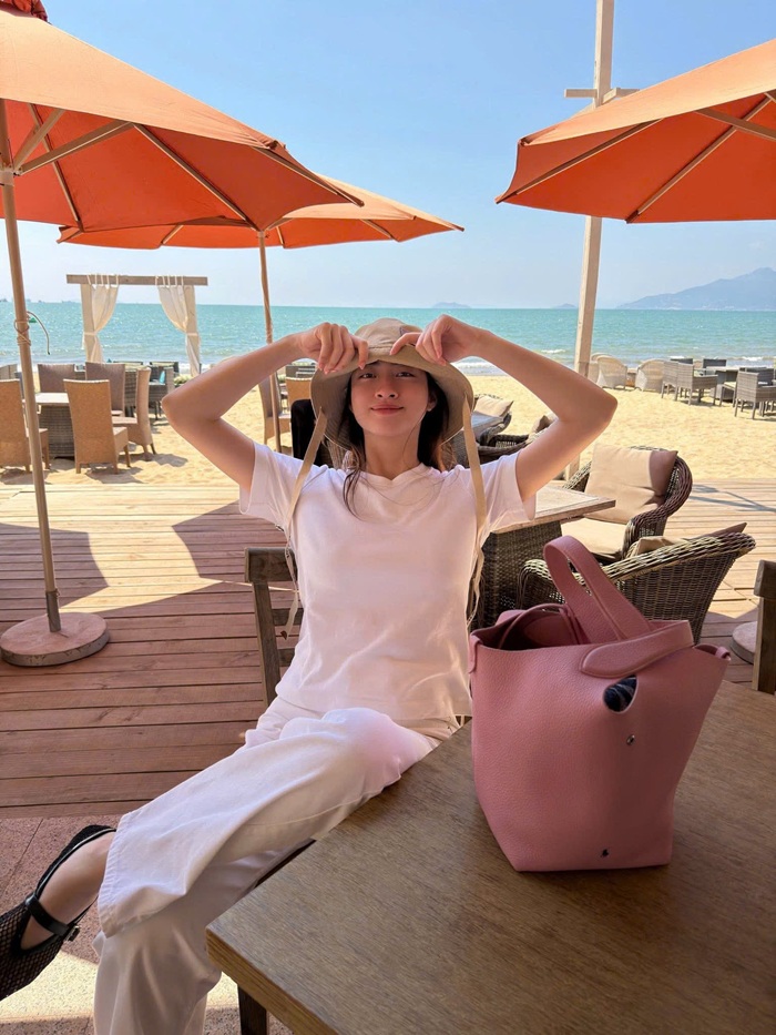 Nhẹ nhàng, đơn giản là sự lựa chọn của Hoa hậu Lương Thùy Linh trong chuyến du lịch Quy Nhơn. Ảnh: FBNV.
