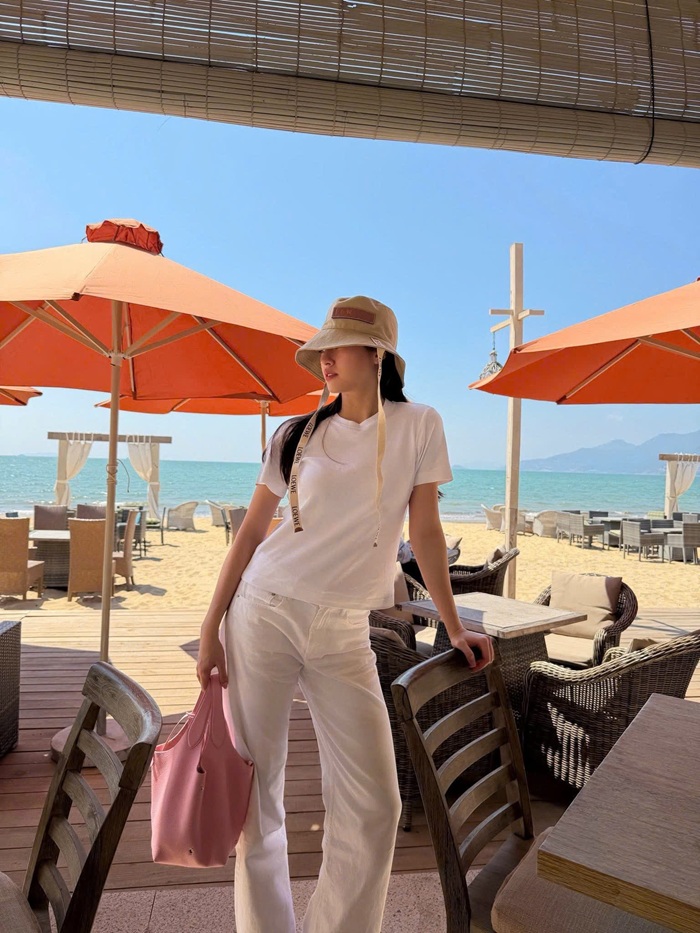 Biển Quy Nhơn là địa điểm được nàng hậu lựa chọn trong chuyến du lịch hè lần này. Ảnh: FBNV.