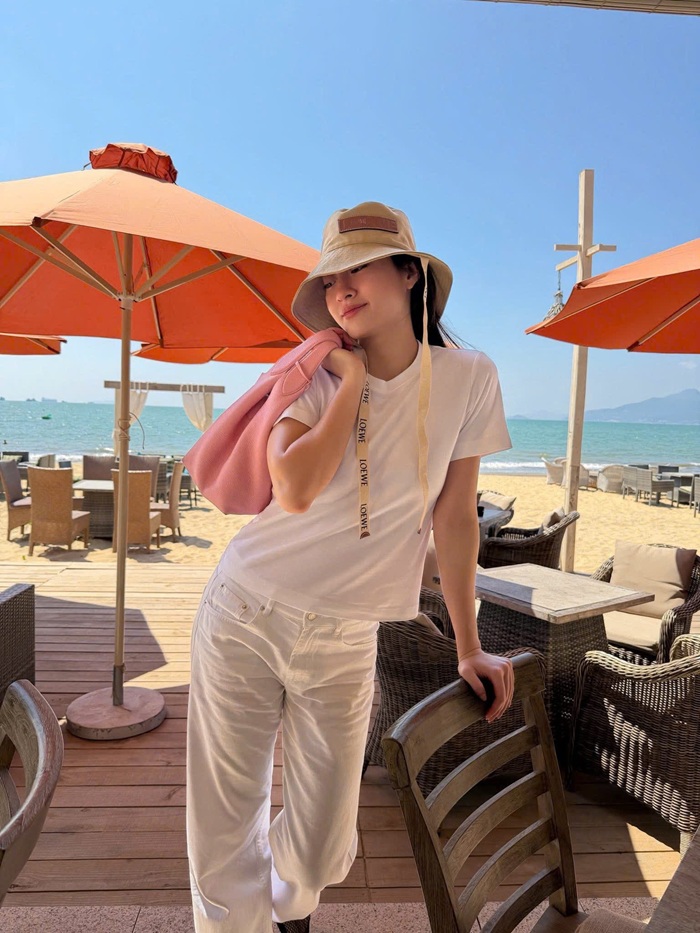 Việc lựa chọn outfit gần như trái ngược hoàn toàn khi đi biển, Lương Thùy Linh đã đem đến một cái nhìn mới lạ cho khán giả. Ảnh: FBNV.