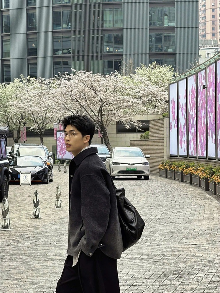 Outfit tuy đơn giản nhưng đã giúp nam diễn viên xuất hiện một cách thần thái hơn trong từng khung hình. Ảnh: FBNV.