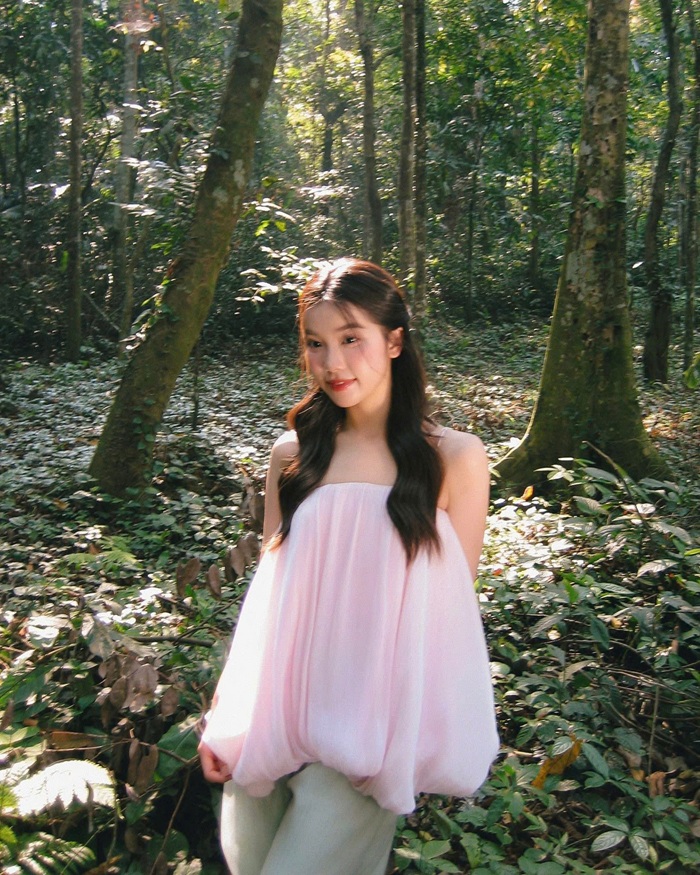 Nàng thơ Trịnh Hà Vi thả dáng nhẹ nhàng giữa cánh rừng nguyên sơ. Ảnh: FBNV.