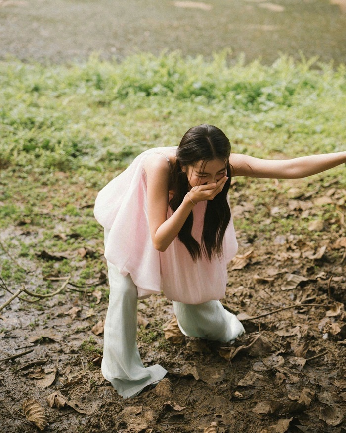 Từng khoảnh khắc của Vi trong chuyến đi đều được bắt góc trọn vẹn. Ảnh: FBNV.