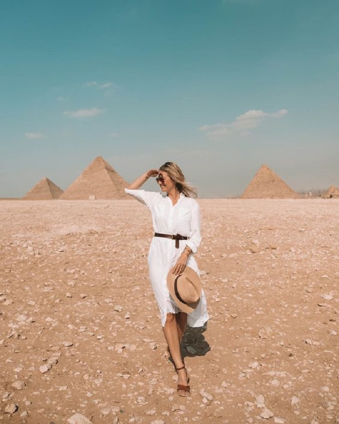 Mặc gì khi du lịch Ai Cập? Một đôi sandal vừa chân và êm ái là item không thể thiếu.