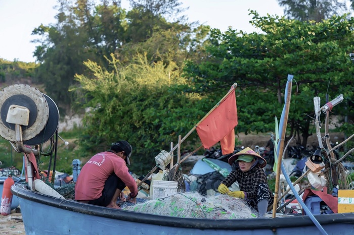 Hình ảnh lao động tại làng chài vào mỗi sáng, khi tàu cá vừa cập bến.