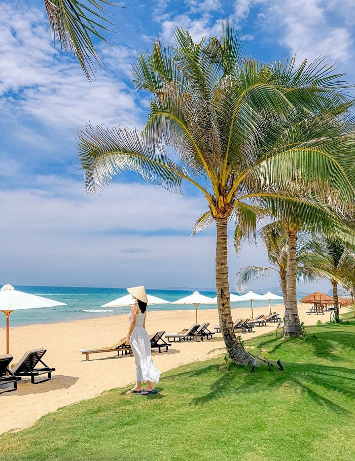 Trời xanh mây trắng nắng vàng trên biển Cam Ranh Nha Trang