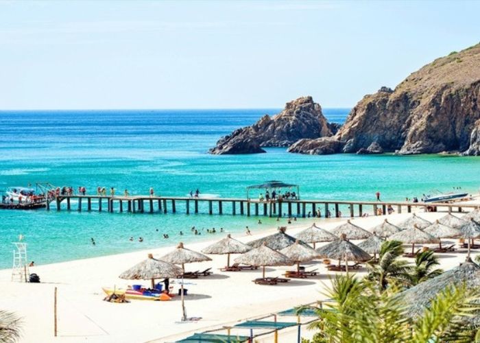 Bãi cát trắng và làn nước trong xanh tại biển Kỳ Co