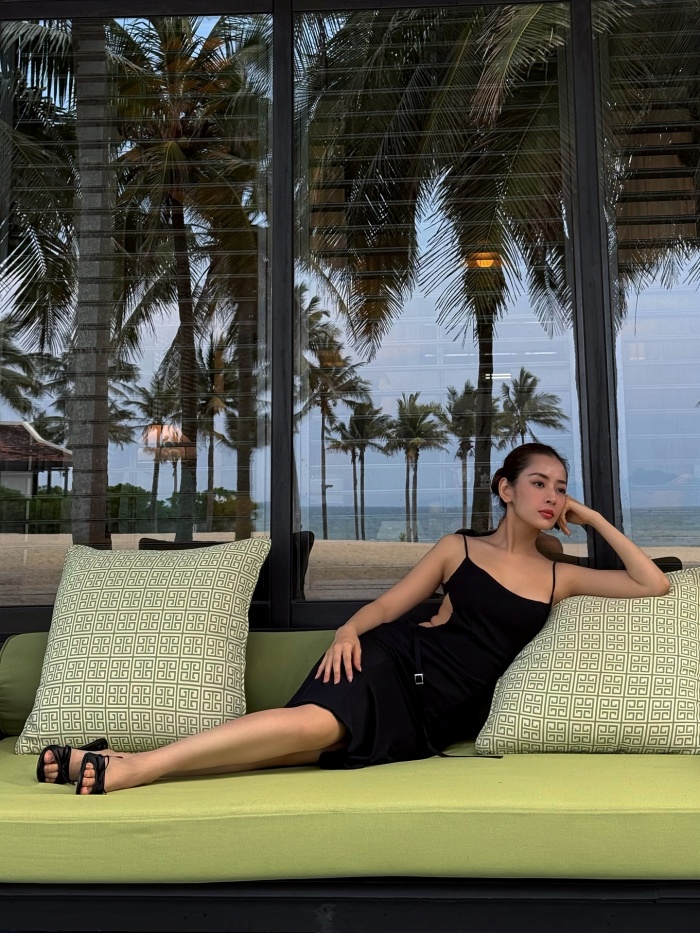 Chiếc váy đen khoét lưng ôm trọn body cô nàng.