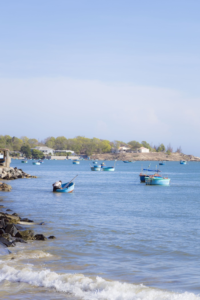Khung cảnh thanh bình tại một làng chài ven biển, nơi nhịp sống ngư dân vẫn diễn ra chậm rãi dưới nắng hè. 