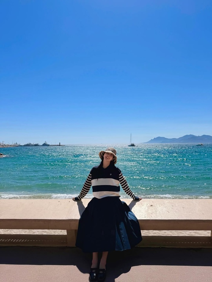 Bên bờ biển xanh của Cannes, Jisoo gây thương nhớ với phong cách thanh lịch. Ảnh: Instagram nhân vật