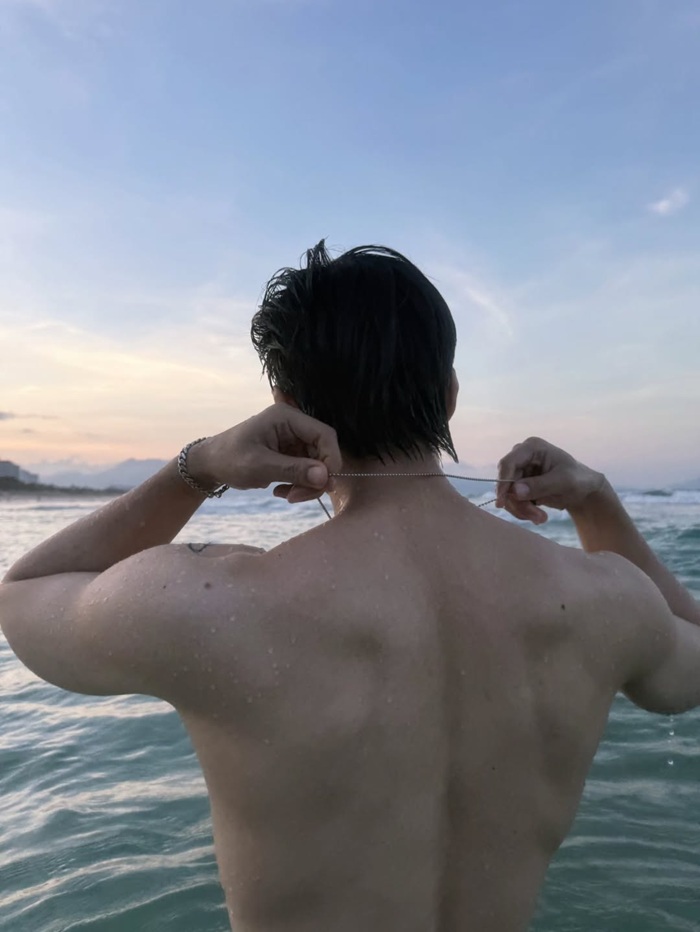 Nam rapper gây chú ý khi khoe tấm lưng săn chắc trên bãi biển. Ảnh: Instagram nhân vật