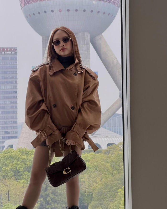 Nữ ca sĩ diện trang phục cá tính trong chuyến du lịch. Ảnh: Instagram nhân vật