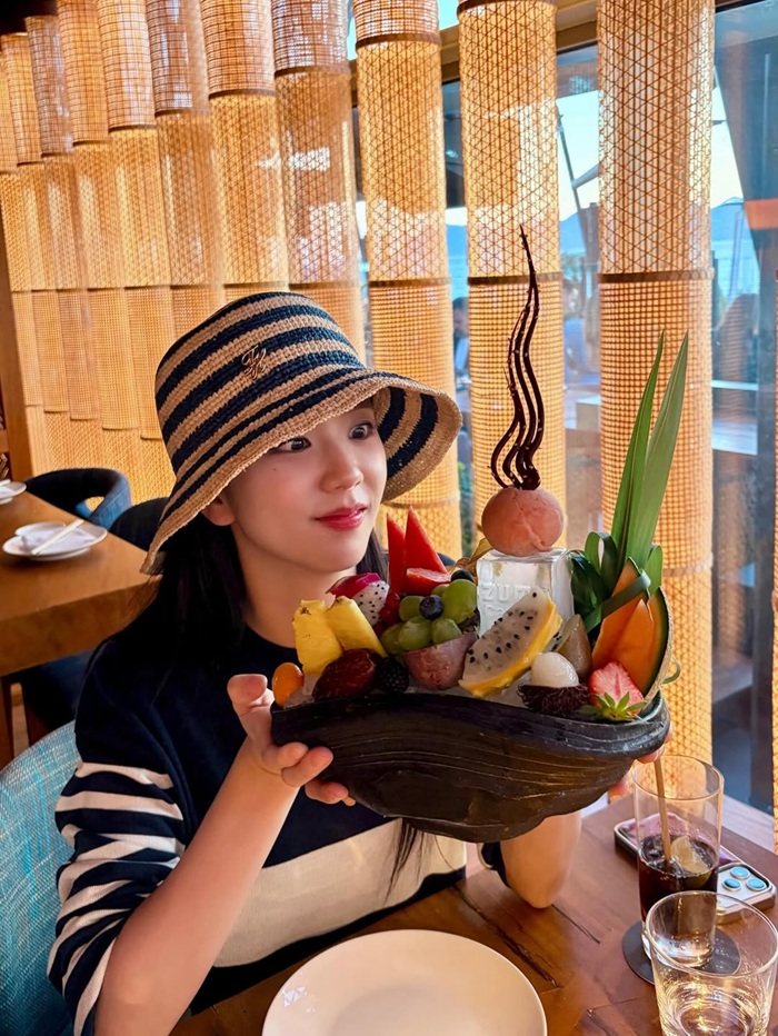 Jisoo thưởng thức nhiều loại trái cây. Ảnh: Instagram nhân vật