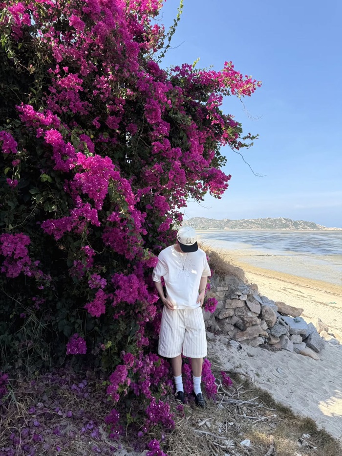Outfit tông trắng, be giúp nam rapper ghi điểm với visual trẻ trung, mang đậm tinh thần mùa hè tại biển Nha Trang. Ảnh: Instagram nhân vật