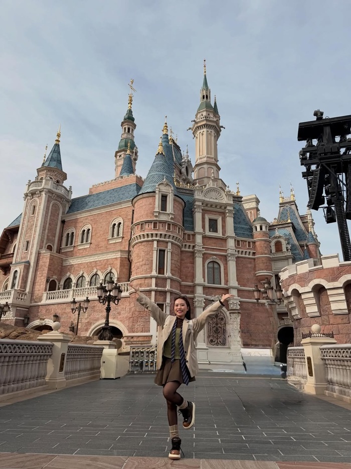 Phương Mỹ Chi check-in ở lâu đài Enchanted Storybook, Disneyland Thượng Hải. Ảnh: Instagram nhân vật