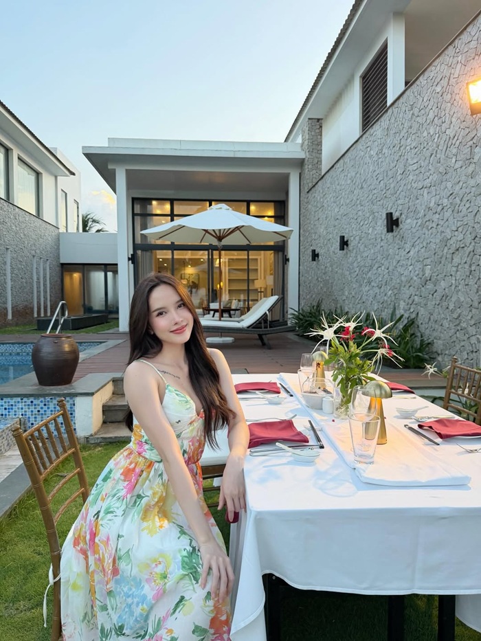 Nữ ca sĩ diện váy maxi rực rỡ, tận hưởng không gian biển xanh và nắng vàng miền Trung. Ảnh: NVCC